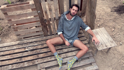 Kuzzi kuzzi socks: BĂIATUL ÎN AER LIBER SE JOACĂ CU PULA ȘI EJACULEAZĂ O ȘARJĂ URIAȘĂ...
