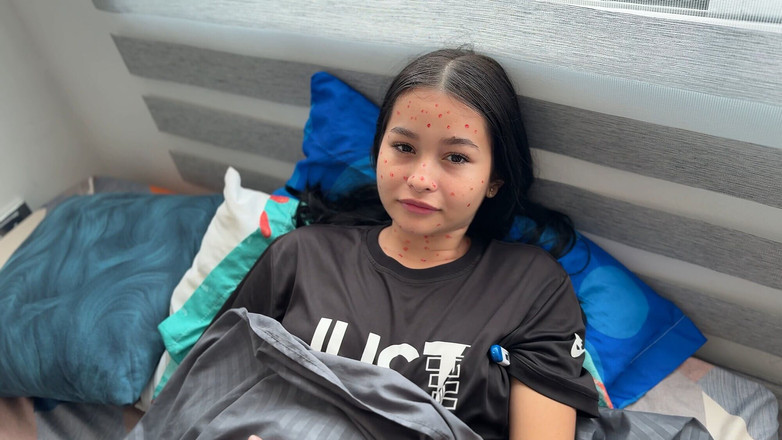 JhonAndSara: Děvka mé nevlastní sestry předstírá, že je nemocná a hledá pro...