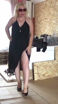 Probând rochii sexy MILF cu un fund mare
