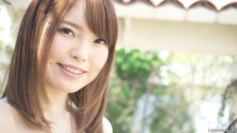 Babe Stare: Une nana asiatique au cul étroit se masturbe pour la caméra