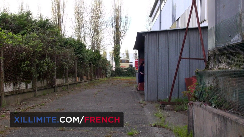 French girls at work: phrench mitar naukraani ki godaam men 2 logon dvara chudaee