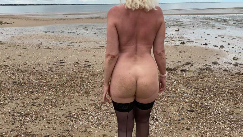 MartinsMrsMilf: ビーチでミニドレスの裸を脱ぐ