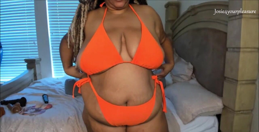Josie4yourpleasure: Waktunya bersenang-senang dengan bikini oranye lilku. Mulut dan memek basah.