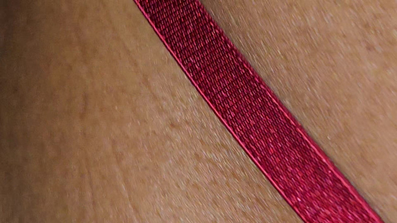 Secret Siren: Island slut穿着红色内衣吮吸鸡巴