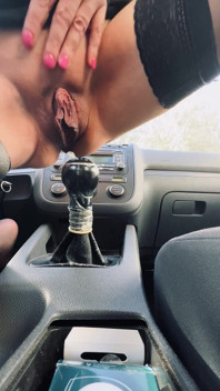 Ho Messo La Leva Del Cambio Dell'auto Di Un Amico Nella Mia Figa Come Una Puttana