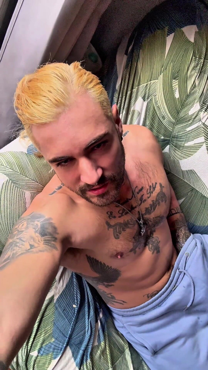 JackSpanish: 家里的雨天 -的玩耍时光和肮脏的谈话