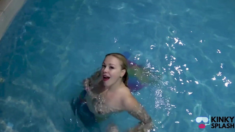 UKCuteGirl Lucy Lauren: In gefangene meerjungfrau neckt dich im pool