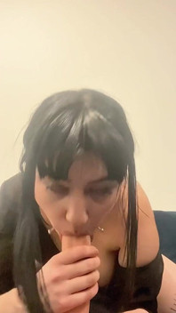 Una ragazza bella e appassionata mostra come sa succhiare e lavorare con la sua dolce bocca, ingoiando un profondo cazzo di gomma!