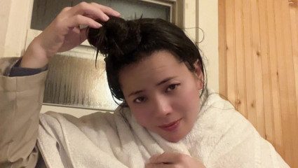 sweethanajapanese: Hana bertetek kecil sempurna memakai pakaian selepas mandi berbulu yang...