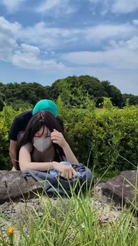 Szczupła zamężna piękność przyłapana przez męża. Letnia zabawa część 3 przynosi malowniczą prywatną sesję na świeżym powietrzu