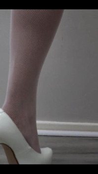 Highheels, pończochy i wtyczka tyłek