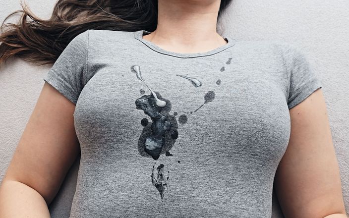 Cum_Passion: Bắn tinh nóng bỏng trên chiếc áo thun màu xám mới...