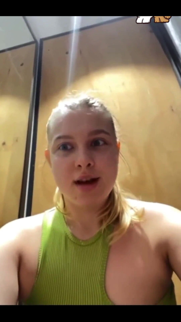 JuiceLussie: パブリックな場所でバイブレーターを使ったウォーキング