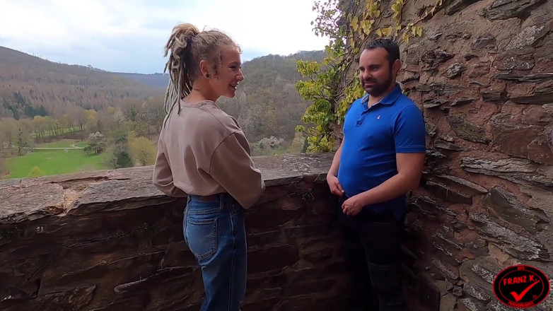 German Fuck Girls: Pubblico! Un Pompino Rischioso Durante Una Gita Al Castello!