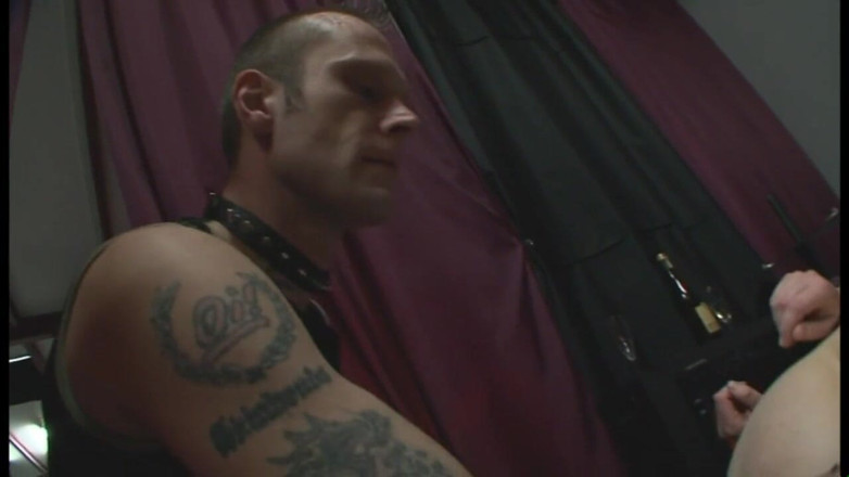 Absolute BDSM films - The original: Ponižující výprask, lízání bot