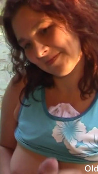 Olds Fuck Dolls - 이웃에게 POV 핸잡을 받는 늙은 남자