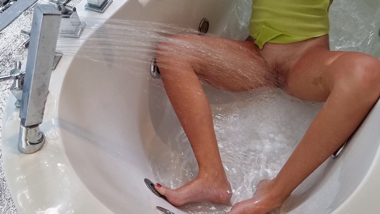 TheloveStory: Osamělá krásná studentka masturbuje kundičku ve vaně