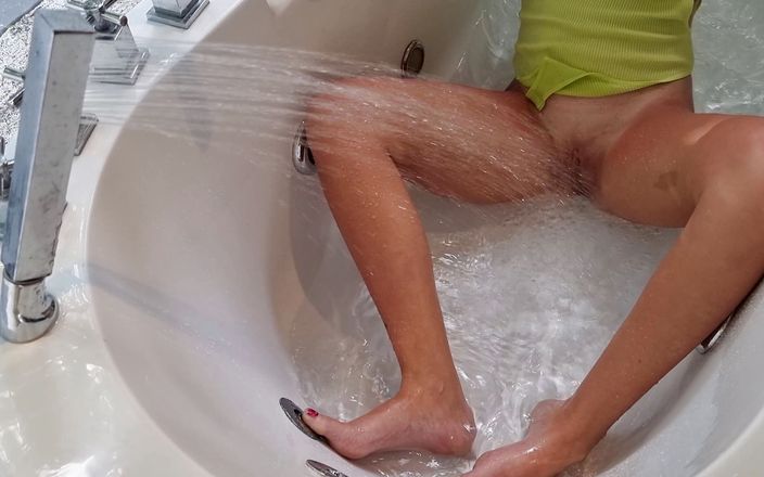 TheloveStory: Einsame schöne studentin masturbiert muschi in der badewanne