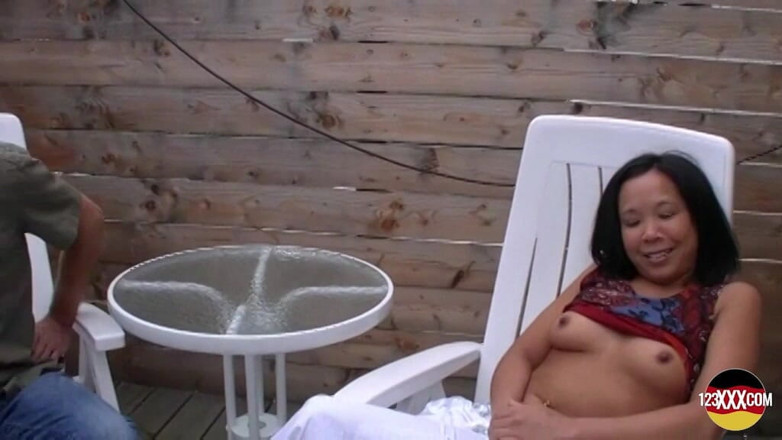 German amateur - 100% German hardcore videos: Une beauté asiatique est prête pour une bite allemande