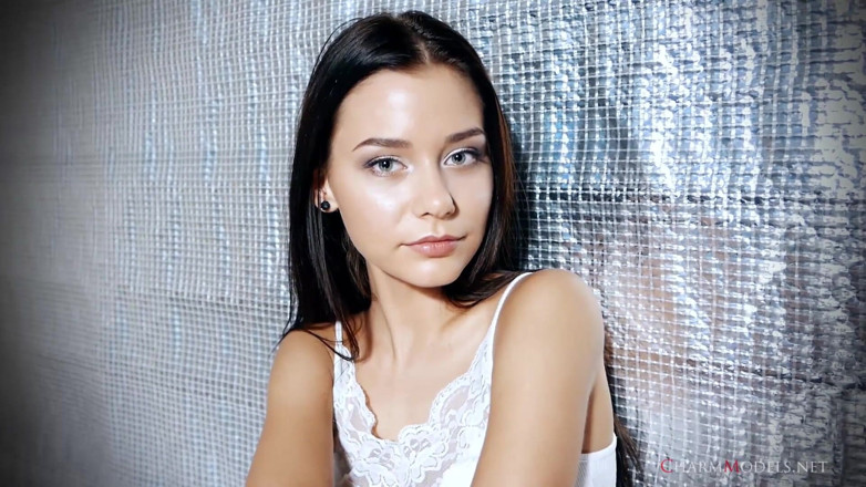 CharmModels: Mia meisje met grote borsten op de knipperende vloer