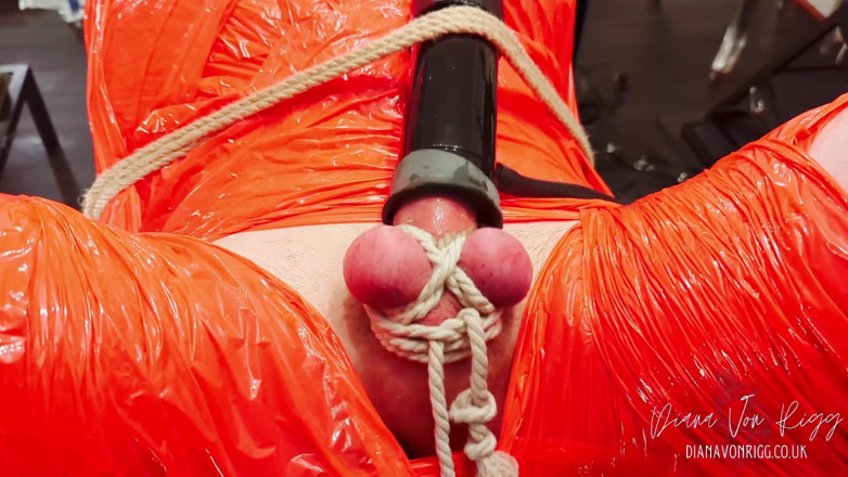 Diana Von Rigg: Memerah zakar tanpa belas kasihan (mummificaton plastik merah berkilat ketat dan...