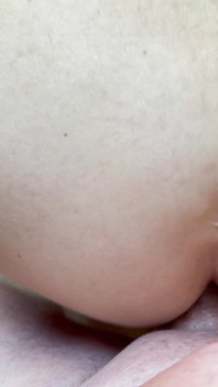Můj penis mizí v jejím těsném malém zadku.