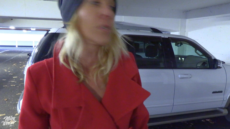 Miley Weasel: Cachonda rubia follada en el estacionamiento