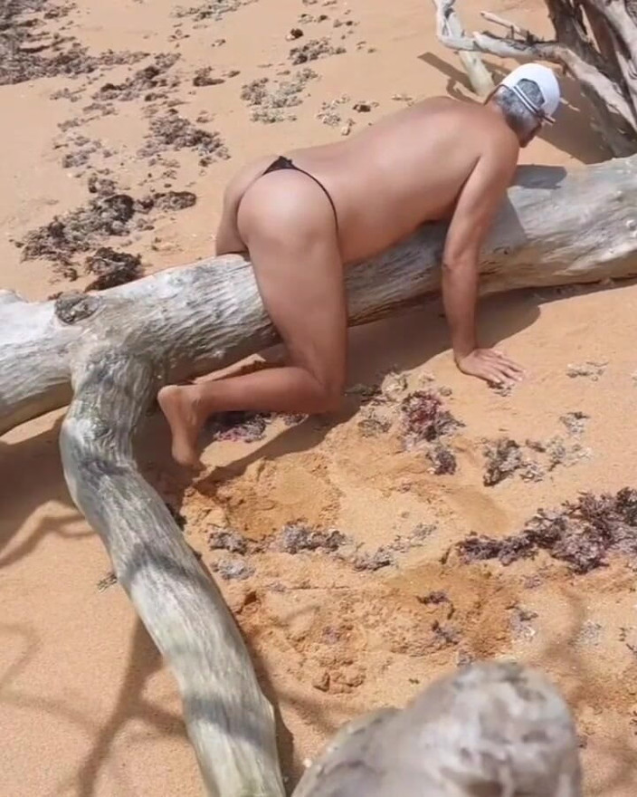 Ladysilvas: Ladysilva mostrando sus bragas sexy en la playa