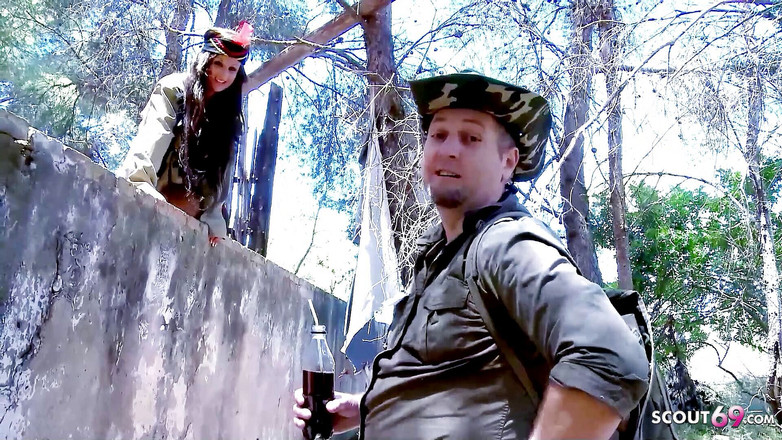 Full porn collection: Skaut svádí hubenou teenagerku Susi Gala a šuká ji venku