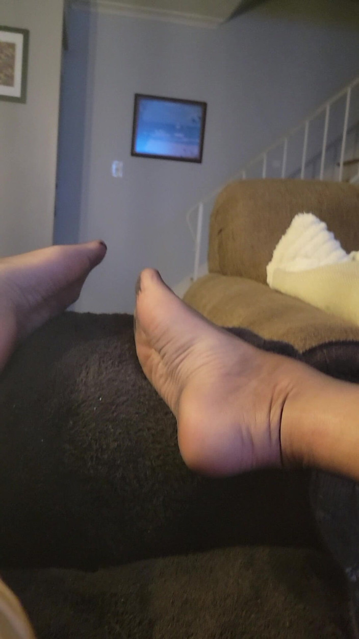 Feet Lover: Branlette dans de nouveaux bas nylon avec un jouet de...