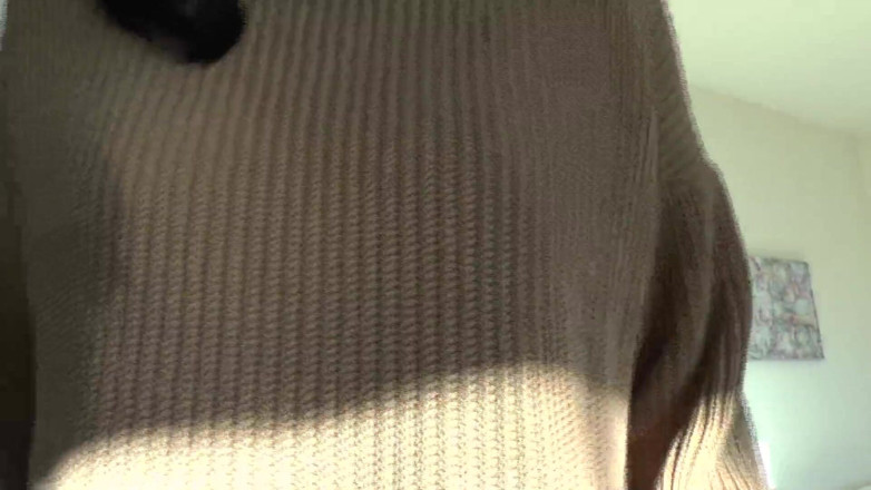 Lady Victoria Valente: Stropește pe puloverul meu! Lady Victoria Valente într-un pulover gros cu...