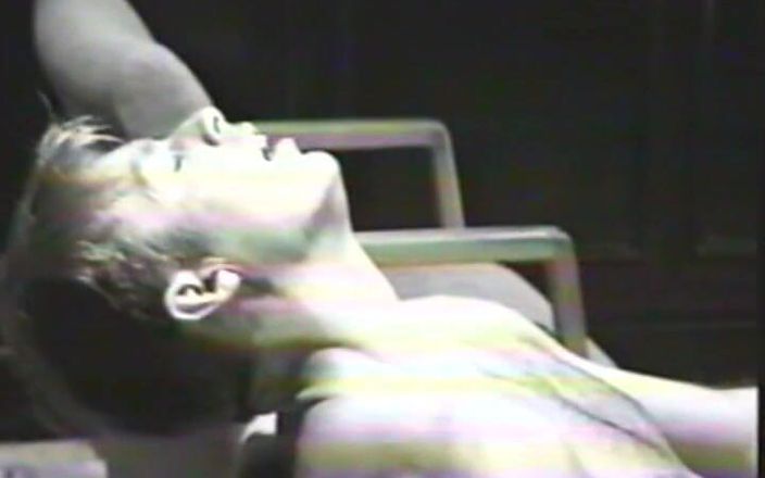 Gay RetroX VHS: Năng lượng thô của nam giới bùng nổ # 4
