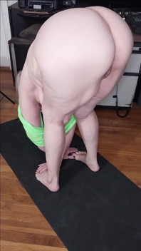 Mañana de yoga desnuda con madura caliente!