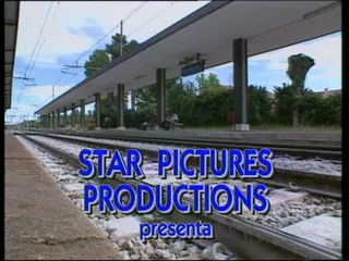 Fetele fierbinți își fut curul și pizda de pule mari și dure