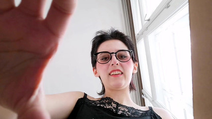 The Antichristrix: Nevlastní sestra mučí zmenšeného nevlastního bratra