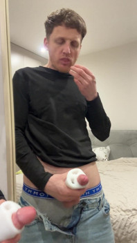 Mit einem Spielzeug mit großem Schwanz zu ficken und mit 42 Jahren zu stöhnen.