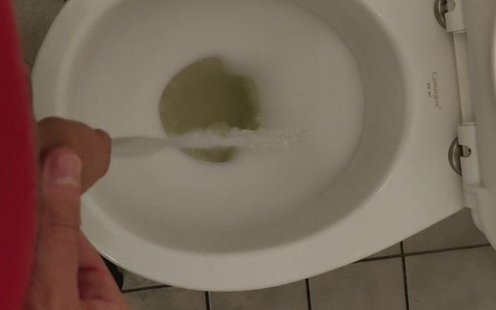 Bayer911: 在酒吧撒尿