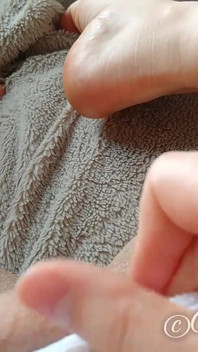 Cewek dengan celana dalam renda putih lagi asik masturbasi sampai orgasme 4k