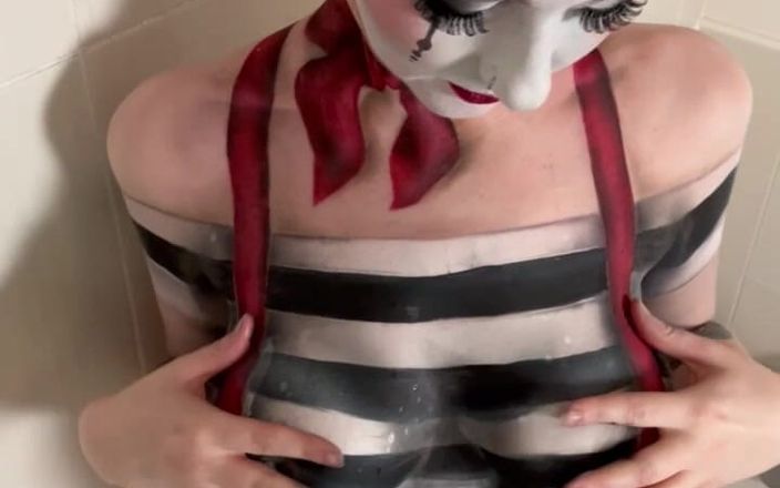 Em Yang: Mime bodypaint gioca in doccia