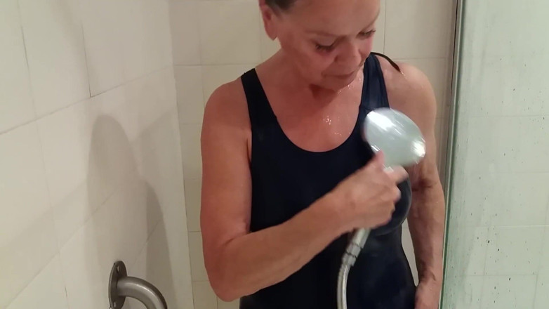 martinawest: Duşta Sıkı Bir Mayo Giymiş Büyükanne!