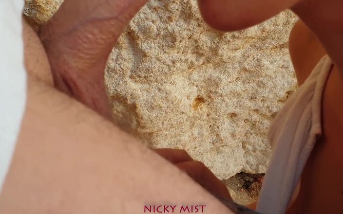 Nicky Mist: Traga su semen en la playa - Nicky Mist