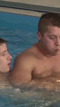 Geje kolesie ruchają się przy basenie