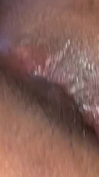 我的女朋友舔了我的屁股，用她的舌头离开了，还吮吸了我的鸡巴