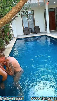 În culise, sex în trei în piscina în aer liber cu două transsexuale asiatice sexy atârnate futând un cur mare