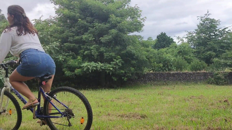 ExpressiaGirl: Mädchen in der Jagd wollte dringend ficken! Sie masturbiert öffentlich fahrradfahren...
