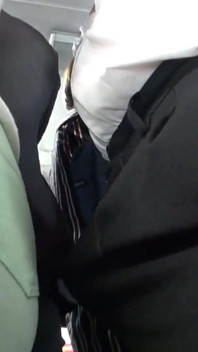 Graba autobuzului, aglomerată. Soția cu pantaloni strâmți simte presa fermă, linia de chiloți arătând când cedează momentului - partea 2