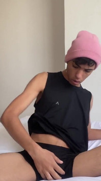 Isak, el chico con una polla enorme se excita y se folla el culo