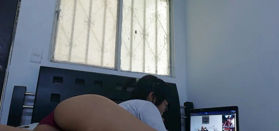 Candy Feng: Schau dir lesbische pornos mit mir an