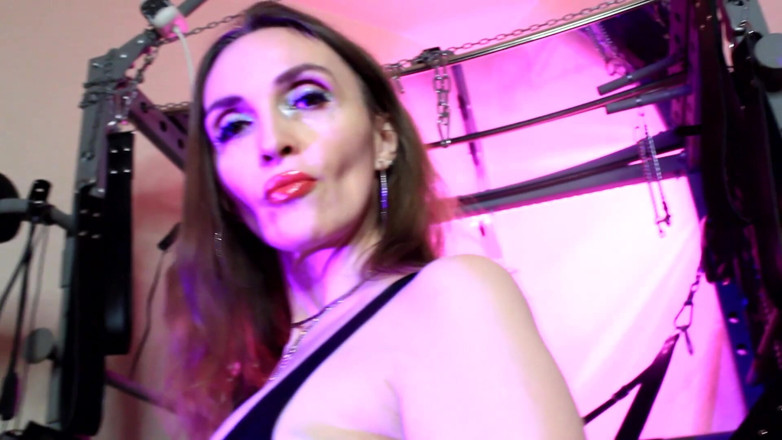 Eva Latexxx: Eva Latex, maîtresse dominatrice, se lèche la chatte, fétiche, femdom,...