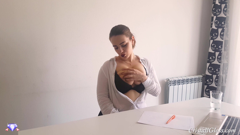 Cristall Gloss: Secretara suge pula șefului și ejaculează pe la spate pe masă
